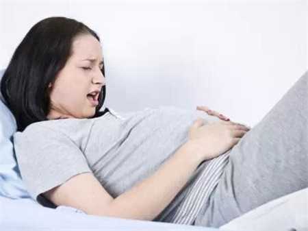 胎儿出生早晚决定因素有哪些？生男孩比预产期早还是晚？