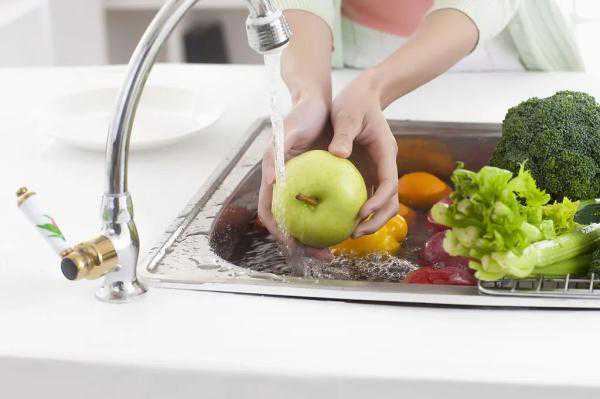 洗菜时犯3个错，蔬菜营养全“跑光”，越洗越脏